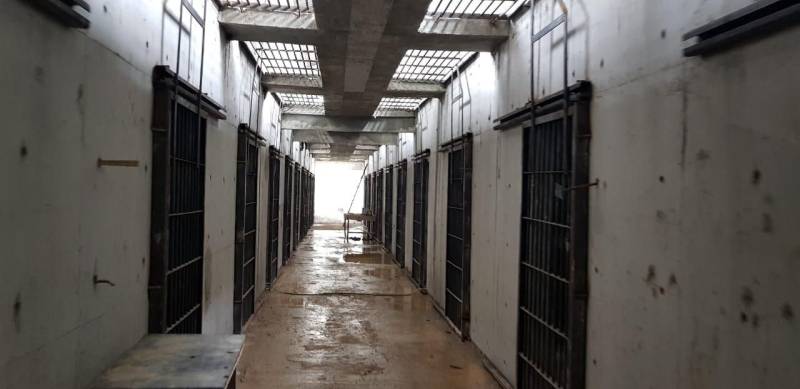 Com área total de mais de nove mil metros quadrados, a nova Cadeia Pública de Redenção (foto), no sudeste paraense, já está com 94,32% da obra concluída. A última etapa consiste no acabamento e equipagem da unidade prisional. A previsão de entrega é para março de 2019. A nova unidade prisional terá capacidade para 306 novas vagas e está orçada em mais de R$ 11 milhões.

FOTO: ASCOM / SUSIPE
DATA: 24.12.2018
REDENÇÃO - PARÁ <div class='credito_fotos'>Foto: ASCOM SUSIPE   |   <a href='/midias/2018/originais/09108377-ac57-4e86-a519-e33708c92cc2.jpg' download><i class='fa-solid fa-download'></i> Download</a></div>