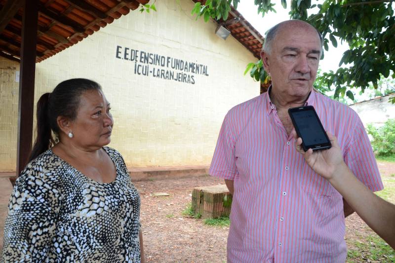 A secretária de Estado de Educação, Ana Claudia Serruya Hage, visitou cinco escolas do município de Ananindeua, com o objetivo de definir a execução de obras e serviços, em curto e médio prazos, para equacionar problemas nas instalações dos prédios. Acompanhada do diretor de Recursos Técnicos e Imobiliários da Seduc, José Ângelo Miranda (d), a secretária esteve nas escolas “José Marcelino de Oliveira”, “Walter Bezerra Falcão”, “Armando Fajardo”, “Antônio Gondim Lins” e “Icuí-Laranjeiras”. “Em algumas, a Seduc fará reforma emergencial da estrutura do prédio e em outras serão feitos pequenos reparos de manutenção”, informou a secretária. Na maioria das escolas visitadas, os problemas a serem equacionados são banheiros danificados, instalação elétrica avariada e telhado precisando de reparos.
FOTO: RAI PONTES / AG. PARÁ
DATA: 11.04.2018
ANANINDEUA - PARÁ <div class='credito_fotos'>Foto: Rai Pontes/Ascom Seduc | <a href='/midias/2018/originais/091da30f-7b87-471c-a7e0-c3e39822b837.jpg' download><i class='fa-solid fa-download'></i> Download</a></div>