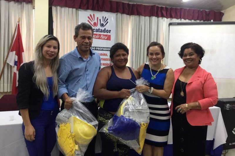 Nesta quinta-feira (8) foram entregues os certificados do curso de “Capacitação em economia solidária, cooperativismo, autogestão, cadeia produtiva de resíduos e informática” para catadores de materiais recicláveis da rede CentPará. Eles receberam, ainda, kits de equipamentos de proteção individual (EPIs).
FOTO: ASCOM SEASTER
DATA: 08.02.2018
BELÉM - PARÁ <div class='credito_fotos'>Foto: Ascom Seaster | <a href='/midias/2018/originais/0925089b-b05d-407d-970b-f4d6e39130ca.jpg' download><i class='fa-solid fa-download'></i> Download</a></div>