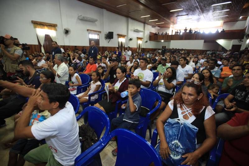 O produtor rural Nilson Corrêa da Silva, 23 anos, mora na comunidade Santo Ezequiel Moreno e produz alimentos em 700 hectares de terra na agrovila Acutipereira, no município de Portel, no arquipélago do Marajó. Mesmo morando e produzindo alimentos na comunidade, ele não possuía título de propriedade de terra. Para beneficiar produtores como Nilson, o governador Simão Jatene entregou, na manhã desta sexta-feira (23), títulos coletivos que beneficiaram mais de mil famílias. Os títulos também beneficiaram comunidades remanescentes de quilombos e povos tradicionais do município marajoara. O Pará foi o Estado que mais titulou áreas em prol dos remanescentes de quilombos no Brasil. Das 170 comunidades tituladas no país, 62 estão no Pará, sendo que destas 53 foram tituladas pelo Instituto de Terras do Pará (Iterpa).

FOTO: MÁCIO FERREIRA / AG. PARÁ
DATA: 23.03.2018
PORTEL - PARÁ <div class='credito_fotos'>Foto: MÁCIO FERREIRA/ AG. PARÁ   |   <a href='/midias/2018/originais/092971ab-08f3-493f-8d36-7038425fb20e.jpg' download><i class='fa-solid fa-download'></i> Download</a></div>