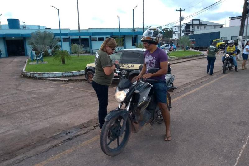 Mais de 40 municípios, em todo o Pará, irão receber ações educativas para o trânsito, promovidas pelo Departamento de Trânsito do Estado (Detran), ao longo do mês de maio. As atividades fazem parte da Operação Maio Amarelo, em apoio ao movimento nacional, instituído pela Organização das Nações Unidas (ONU), que visa colocar em pauta o tema segurança viária e mobilizar a sociedade como um todo para o combate aos altos índices de acidentes no trânsito.
FOTO: ASCOM DETRAN
DATA: 02.05.2018 <div class='credito_fotos'>Foto: ASCOM DETRAN | <a href='/midias/2018/originais/092cc999-58e0-41de-9e3a-f9d828a35e2e.jpg' download><i class='fa-solid fa-download'></i> Download</a></div>