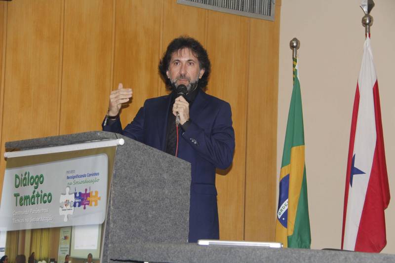 Analisar os procedimentos técnicos e reavaliar o atendimento a adolescentes em conflito com a lei. Com esse objetivo, foi iniciado nesta quinta-feira (5), no auditório da Escola de Governança Pública do Estado do Pará (EGPA), em Belém, o evento Diálogo Temático: “Construindo Novos Parâmetros Técnicos na Socioeducação”, voltado aos profissionais que atuam no atendimento a adolescentes em cumprimento de medida socioeducativa no Estado. A programação, promovida pela Fundação de Atendimento Socioeducativo do Pará (Fasepa), busca qualificar e orientar o servidor que atua na socioeducação para evitar violação de direitos e situações de conflitos envolvendo os adolescentes assistidos. No encontro, realizado até sexta-feira (06), serão analisadas situações em todas as unidades socioeducativas do Estado, para discutir as fragilidades que envolvem o atendimento em suas diferentes modalidades (internação provisória, internação e semiliberdade). Na foto, o presidente da Fasepa, Simão Bastos.
FOTO: ALBERTO PASSOS / ASCOM SUSIPE
DATA: 05.04.2018
BELÉM - PARÁ <div class='credito_fotos'>Foto: ALBERTO PASSOS/ ASCOM FASEPA | <a href='/midias/2018/originais/092d4e10-29d9-422e-8dc7-528d226b624e.jpg' download><i class='fa-solid fa-download'></i> Download</a></div>