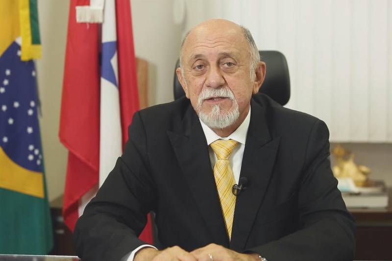 Em pronunciamento nas redes sociais, o governador Simão Jatene (foto) afirmou que o Estado não vai recuar na luta contra a criminalidade, destacou reforço no efetivo e em equipamentos e anunciou proposta de compra de unidades habitacionais junto à Caixa Econômica Federal para policiais militares e instalação imediata do Centro Integrado de Inteligência, em parceria com Governo Federal. No pronunciamento divulgado nesta segunda-feira (7), o governador Simão Jatene abordou o esforço que vem sendo feito pelo Governo do Estado para o enfretamento da questão da segurança pública e informou que esta semana vai a Brasília para apresentar proposta de compra de 500 unidades habitacionais junto ao Governo Federal, via Caixa Econômica Federal, para garantir moradia com mais segurança para policiais e familiares. Simão Jatene também anunciará a implantação imediata do Centro Integrado de Inteligência, o qual deverá participar representantes de órgãos ligados à segurança e inteligência do Governo  Federal e onde também funcionará a Divisão Especial de Investigação de Crimes contra Agentes Públicos, especialmente, policiais civis e militares.

FOTO: REPRODUÇÃO
DATA: 07.05.2018
BELÉM - PARÁ <div class='credito_fotos'>Foto: REPRODUÇÃO   |   <a href='/midias/2018/originais/092dc05e-03ca-4e10-9c29-befd187c0c35.jpg' download><i class='fa-solid fa-download'></i> Download</a></div>