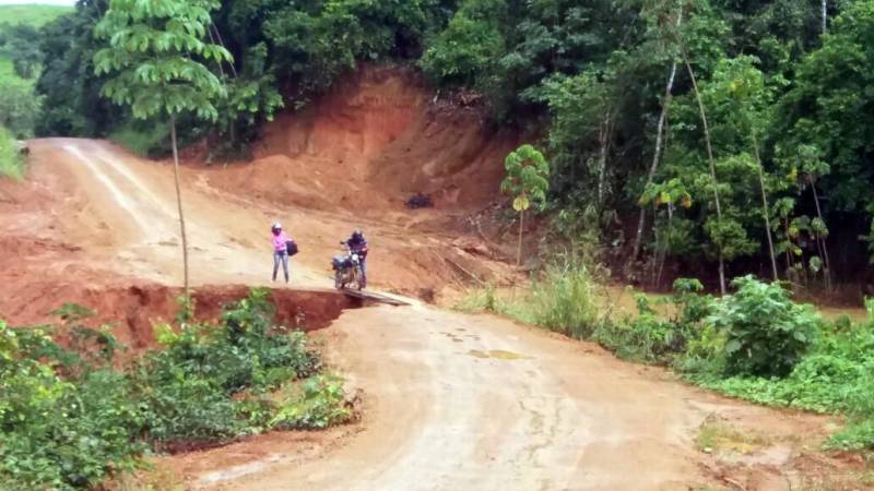 Nesta sexta-feira, 23, uma equipe da Defesa Civil do Pará se deslocou de Marabá rumo ao município de Itupiranga, na região sudeste do estado. Por conta do período chuvoso, 15 pontes da cidade apresentaram sérios problemas. Além disso, 300 pessoas estão desalojadas e 100 desabrigadas. Para auxiliar no atendimento dessas famílias, a Defesa Civil de Itupiranga solicitou ajuda da Coordenadoria Estadual de Defesa Civil. O subcomandante do 5º Grupamento Bombeiro Militar, Major Paulo César Vaz, ressaltou que esta é a segunda avaliação feita no município. “Enviamos a mesma equipe que esteve em Itupiranga, no dia 16 de fevereiro, para uma nova avaliação e dar o suporte necessário à Defesa Civil municipal no sentido de preencher o sistema S2iD (Sistema Integrado de Informações sobre Desastres do Governo Federal), o que vai subsidiar a prefeitura para decretar situação de emergência no município, e assim, consiga atender as demandas emergenciais”, explicou.
FOTO: ASCOM / DEFESA CIVIL
DATA: 23.02.2018
ITUPIRANGA - PARÁ <div class='credito_fotos'>Foto: ASCOM / DEFESA CIVIL | <a href='/midias/2018/originais/092e9082-8417-471f-ace9-c5f785bf1ff3.jpg' download><i class='fa-solid fa-download'></i> Download</a></div>