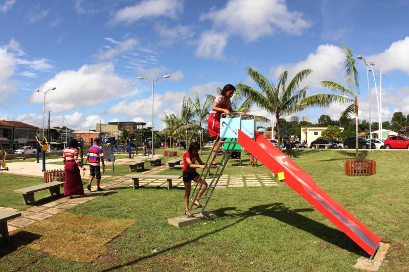 "Agora temos um espaço melhor, mais confortável e seguro para a diversão de nossas crianças e lazer de todos", afirmou Joane Boás, 43 anos. A mãe da pequena Sophia, de 5 anos, comemora ao ver a nova praça da comunidade, no Curió-Utinga, em Belém. O espaço, localizado nas proximidades do Parque Estadual do Utinga, foi entregue oficialmente, neste domingo (01). A cerimônia contou com a presença do governador Simão Jatene, comunidade, entre outras autoridades.
FOTO: CRISTINO MARTINS / AG. PARÁ
DATA: 01.04.2018
BELÉM - PARÁ <div class='credito_fotos'>Foto: Cristino Martins/Ag. Pará | <a href='/midias/2018/originais/09374442-8705-4058-a356-afc143cc2f0c.jpg' download><i class='fa-solid fa-download'></i> Download</a></div>