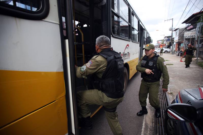 Militares do 1º Batalhão de Policiamento Militar (BPM) realizaram na manhã desta terça-feira, 15, a operação Ônibus Seguro, no bairro do Barreiro, em Belém. Quinze policiais em quatro viaturas, subordinados ao Comando de Policiamento da Capital, participaram da operação fazendo a abordagem e revista nos ônibus que circulam no perímetro, assim como a orientação aos usuários. Durante as duas horas da operação realizada nesta terça-feira, 15, pela manhã, na Pedro Álvares Cabral com Passagem Mirandinha (foto), nenhuma ocorrência foi registrada.

FOTO: THIAGO GOMES / AG. PARÁ
DATA: 15.05.2018
BELÉM - PARÁ <div class='credito_fotos'>Foto: Thiago Gomes /Ag. Pará   |   <a href='/midias/2018/originais/093a5401-e0b2-4845-9c48-2d8cf44b09ad.jpg' download><i class='fa-solid fa-download'></i> Download</a></div>