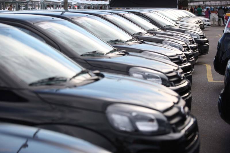 O Governo do Estado entregou, na tarde desta quinta-feira (05), 08 pick-ups e 08 SUVs e mais duas lanchas transatlânticas que irão reforçar a segurança pública nos municípios de Braganca, Capanema, Curuçá e Capanema, no nordeste do Estado e Parauapebas e Marabá na região Sudeste e Breves, no Marajó. O governo também entregou 50 ambulâncias que irão fortalecer a saúde básica nestes municípios. Os equipamentos (foto) foram adquiridos através de recursos provenientes de emendas parlamentares do deputado Wladimir Costa. O evento contou com a presença do governador Simão Jatene, do secretário de Segurança e Defesa Social, Luis Fernandes, do secretário de Saúde Pública Vitor Matheus , prefeitos e outros representantes dos municípios. As viaturas foram repassadas aos municípios dentro do Plano de Ações Imediatas em Segurança Pública que foi elaborado em fevereiro deste ano e que tem , entre outras ações , o reforço das guardas municipais.
FOTO: THIAGO GOMES / AG. PARÁ
DATA: 04.07.2018
BELÉM - PARÁ <div class='credito_fotos'>Foto: Thiago Gomes /Ag. Pará | <a href='/midias/2018/originais/093aac27-41b8-4f23-b494-69c3df2cf70c.jpg' download><i class='fa-solid fa-download'></i> Download</a></div>