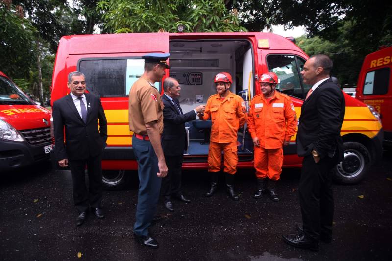 Para auxiliar no atendimento de vítimas de acidentes automobilisticos, o Corpo de Bombeiros Militar do Pará recebeu do Governo do Estado nesta quarta-feira (04), três ambulâncias de resgate, por conta de emendas parlamentares, que serão destinadas aos municípios de Parauapebas, Castanhal e Belém. A cerimônia de entrega, realizada no auditório da Casa Civil, teve a presença do Secretário de Segurança Pública e Defesa social (Segup), Luiz Fernandes, dos deputados estaduais Milton Campos, Gesmar Costa, Cel. Neil e Jaques Neves, além do Comandante do Corpo de Bombeiros Militar, Zanelli Antônio Melo. As ambulâncias são unidades de resgate tipo C para atendimento pré-hospitalar de vítimas de acidentes de trânsito, totalmente registradas pelo Ministério da Saúde; equipadas com material de suporte básico e material de desencaceramente - que auxilia nos acidentes quando as vítimas ficam presas em ferragens. No mês passado o Corpo de Bombeiros recebeu mais quinze veículos, desta vez, de vistoria e uma policlínica.
FOTO: THIAGO GOMES / AG. PARÁ
DATA: 04.04.2018
BELÉM - PARÁ <div class='credito_fotos'>Foto: Thiago Gomes /Ag. Pará | <a href='/midias/2018/originais/09495619-11e0-45e9-aa26-f85041bc3407.jpg' download><i class='fa-solid fa-download'></i> Download</a></div>