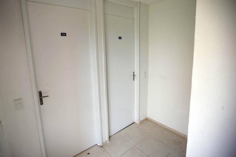 O governo do Pará, por meio da Companhia de Habitação do Pará (Cohab) entregou, neste sábado (24), as chaves dos 4 mil apartamentos do Residencial Viver Melhor Marituba. O local passa a ser, agora, a moradia de mais de 15 mil pessoas que aguardavam pelo empreendimento. Desde o início da manhã, servidores da Cohab estavam a postos, na quadra de esportes do Residencial, organizando a entrega das chaves dos apartamentos. A Companhia de Saneamento do Pará (Cosanpa) também atendia os novos moradores, que já podiam realizar o cadastro de suas unidades de consumo para ligação do fornecimento de água.
FOTO: THIAGO GOMES / AG PARÁ
DATA: 24.02.2018
MARITUBA - PARÁ <div class='credito_fotos'>Foto: Thiago Gomes /Ag. Pará | <a href='/midias/2018/originais/09495f73-127b-4ee5-bb87-e13ad3600aca.jpg' download><i class='fa-solid fa-download'></i> Download</a></div>
