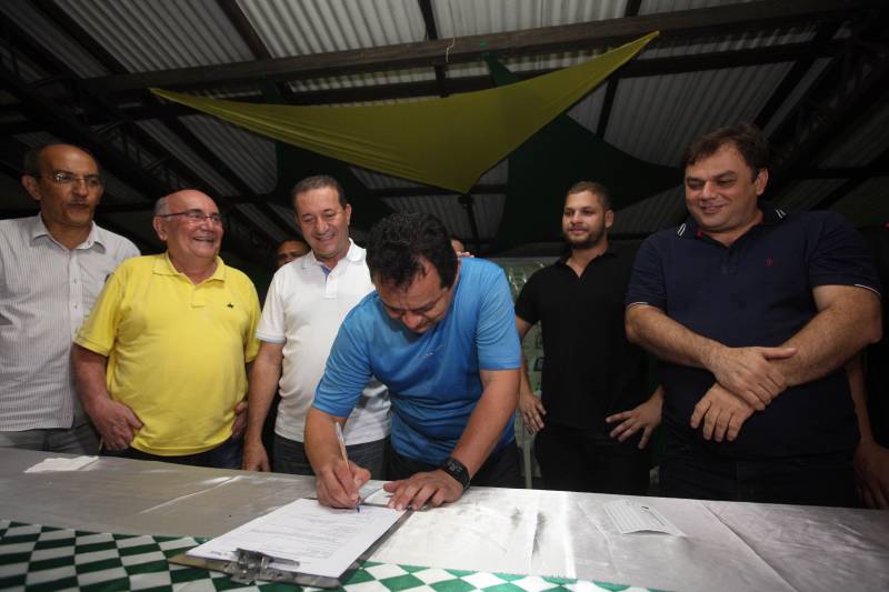 O município de São Francisco do Pará recebeu, neste sábado (30), uma ordem de serviço para o asfaltamento de 5 quilômetros de suas ruas, um investimento de quase R$ 2 milhões. A ação é uma realização do Governo do Estado, por meio da Secretaria de Estado de Desenvolvimento Urbano e Obras Públicas (Sedop), e tem a parceria da Assembleia Legislativa do Estado (Alepa) e da prefeitura do município beneficiado. O evento de entrega ocorreu de 18h às 20h, no Centro de Referência e Assistência Social (Cras) da cidade. A iniciativa faz parte de uma ação maior, já realizada em Viseu, Augusto Corrêa, Tracuateua, Bonito, Floresta do Araguaia, Curionópolis, São João da Ponta, Curuçá, Terra Alta, Sapucaia, Redenção, Capanema, Bragança, São Domingos do Capim e outros municípios. Nos 14 municípios citados, foram destinados mais de R$ 42 milhões para a pavimentação asfáltica em cerca de 95 quilômetros. Na foto, o representante do Governo do Estado, Jair Pinto.
FOTO: SIDNEY OLIVEIRA / AG. PARÁ
DATA: 30.06.2018
SÃO FRANCISCO - PARÁ <div class='credito_fotos'>Foto: Sidney Oliveira/Ag. Pará | <a href='/midias/2018/originais/0950cb3e-65a2-4094-983a-0ac8b452109f.jpg' download><i class='fa-solid fa-download'></i> Download</a></div>