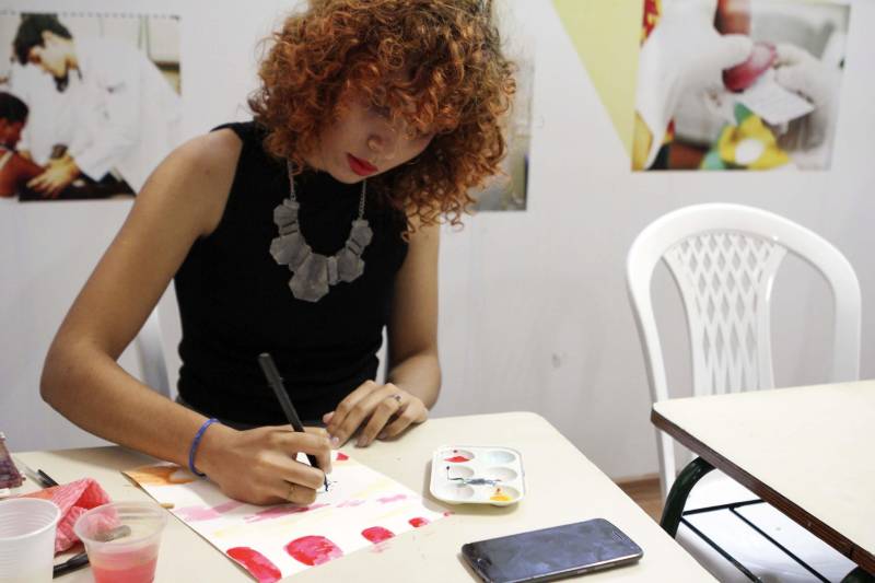 O Instituto Confúcio do Pará, sediado na Universidade do Estado (Uepa), realizou na manhã desta sexta-feira, 6, no auditório da Reitoria, a 2ª edição da Competição de Proficiência em Língua e Cultura Chinesa. Com o tema “Um mundo, uma família”, o evento representou a fase local da competição Chinese Bridge (Ponte Chinesa) 2018: uma disputa internacional que reúne estudantes de todo o mundo, organizada pela sede do Instituto Confúcio em Hanban, na China. Bianca Mendes, estudante do curso de Design Gráfico da Uepa, foi a grande vencedora da competição e representará o instituto paraense em maio, no Rio Grande do Sul, na fase do concurso que elegerá o representante brasileiro da Chinese Bridge. Aluna do terceiro nível do Instituto Confúcio em Belém, Bianca comemorou a classificação. “Eu achei uma surpresa poder chegar ao primeiro lugar! Eu vi muitos alunos talentosos participando. Eu comecei a me preparar no ano passado para a etapa local e agora eu terei que me preparar ainda mais para a competição nacional. Será uma honra poder representar o meu Estado!”, disse a estudante.
FOTO: MARCELLO SARMENTO / ASCOM UEPA
DATA: 06.04.18
BELÉM - PARÁ <div class='credito_fotos'>Foto: MARCELLO SARMENTO / ASCOM UEPA | <a href='/midias/2018/originais/09530ee8-0ebe-44ae-a6f9-78d3cec528b8.jpg' download><i class='fa-solid fa-download'></i> Download</a></div>