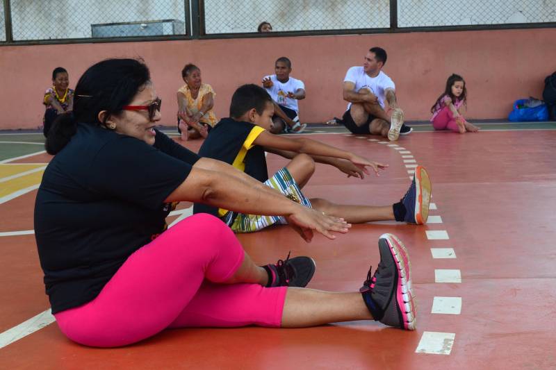 Há três anos, a Escola Municipal “Dr. Lauro Chaves”, na comunidade Baía do Sol, no Distrito de Mosqueiro, em Belém, promove a “Semana da Família”, com atividades que integram profissionais da unidade, pais e alunos. A última edição do evento contou com a participação mais efetiva da Polícia Militar e de um maior número de familiares.
FOTO: ELIELSON MODESTO / ASCOM SEGUP
DATA: 12.05.2018
MOSQUEIRO - PARÁ <div class='credito_fotos'>Foto: Elielson Modesto / Ascom Segup | <a href='/midias/2018/originais/0958ddc9-7d41-4214-8458-9a9e85bece3c.jpg' download><i class='fa-solid fa-download'></i> Download</a></div>