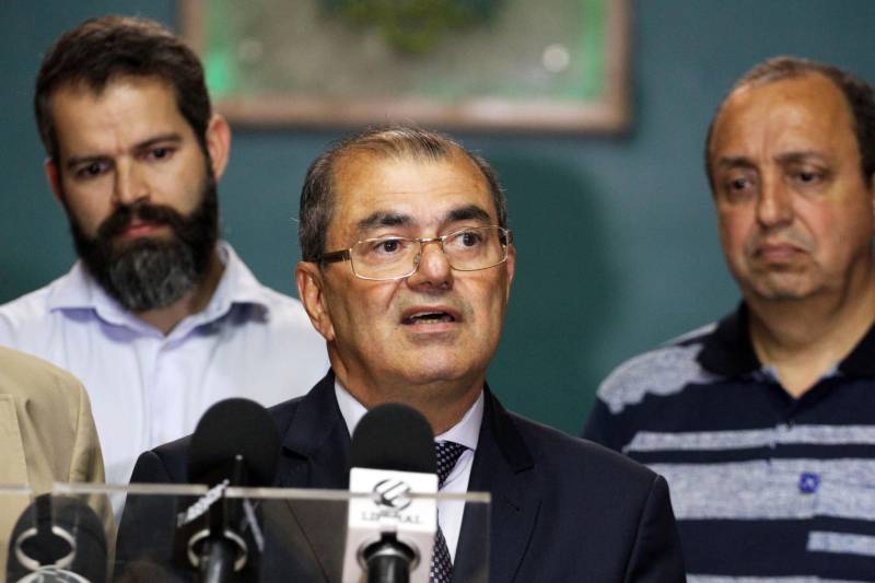 O Governo do Estado anunciou nesta sexta-feira (23), durante coletiva, as medidas que serão adotadas no caso do vazamento registrado no último sábado (17) da bacia de rejeitos de bauxita da Hydro Alunorte, confirmado pelo Instituto Evandro Chagas. Segundo o governador Simão Jatene, a mineradora será notificada para garantir água potável às comunidades ao longo de um ano e, ainda, para criar um fundo financeiro específico para este evento e eventuais incidentes futuros. Na foto, o secretário de Estado de Segurança Pública e Defesa Social do Pará, Luiz Fernandes Rocha.
FOTO: CRISTINO MARTINS / AG. PARÁ
DATA: 23.02.2018
BELÉM - PARÁ <div class='credito_fotos'>Foto: Cristino Martins/Ag. Pará | <a href='/midias/2018/originais/09628114-031e-44b7-a951-fa34802bc6d4.jpg' download><i class='fa-solid fa-download'></i> Download</a></div>