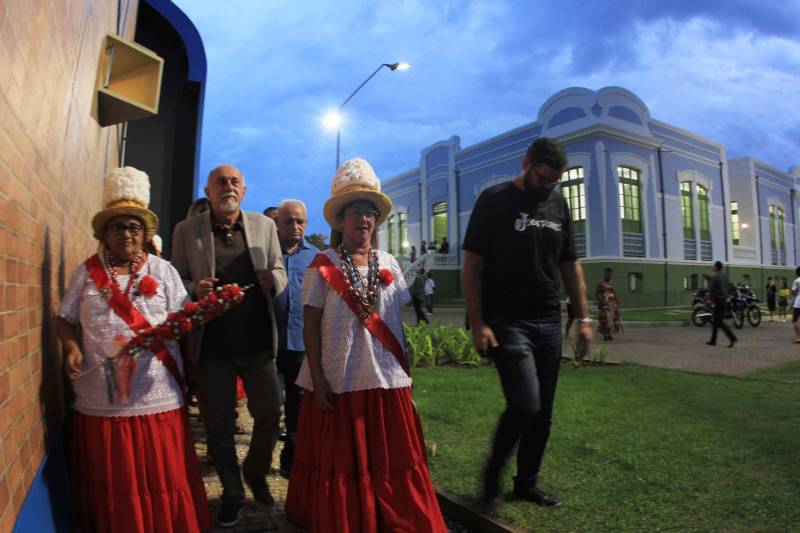 Ao som da Marujada, das ladainhas e do retumbão, o Governo do Estado inaugurou na noite de sábado, 15, o Liceu de Música de Bragança. A entrega do liceu e do teatro que compõe o projeto elaborado pela Secretaria de Estado de Cultura  (Secult)  aconteceu no clima da Marujada, festa folclórico-religiosa que começa neste domingo, 16.

FOTO: RODOLFO OLIVEIRA / AG. PARÁ
DATA: 16.12.2018
BRAGANÇA - PARÁ <div class='credito_fotos'>Foto: Rodolfo Oliveira/Ag. Pará   |   <a href='/midias/2018/originais/09654f8b-2786-417b-82f2-75225d8725dd.jpg' download><i class='fa-solid fa-download'></i> Download</a></div>