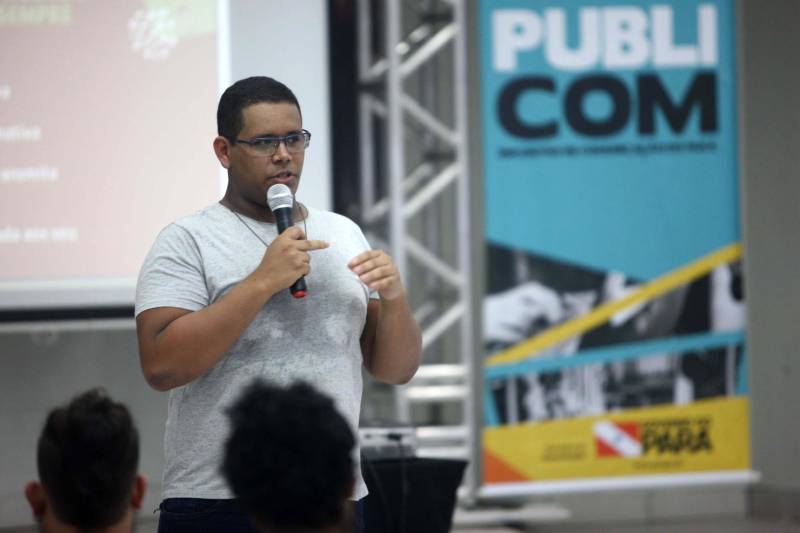 Primeiro dia do Publicom - Encontro de Comunicação do Pará, na noite desta quinta-feira, 12, na sede da Associação Comercial, Industrial e Agro Pastoril de Altamira (Aciapa), em Altamira. Na palestra “Redes Sociais: do planejamento ao monitoramento”, Ítalo Torres (foto) deu várias dicas a quem tem interesse em iniciar um projeto de redes sociais, mostrando a importância do planejamento antes de expor o produto na internet. “Não adianta criar um site ou uma fanpage que não é alimentada.
FOTO: MARCELO LELIS / AG. PARÁ
DATA: 12.04.2018
ALTAMIRA - PARÁ <div class='credito_fotos'>Foto: Marcelo Lelis / Ag. Pará | <a href='/midias/2018/originais/09698105-61a7-4e3a-a76c-37e7ef370d6f.jpg' download><i class='fa-solid fa-download'></i> Download</a></div>