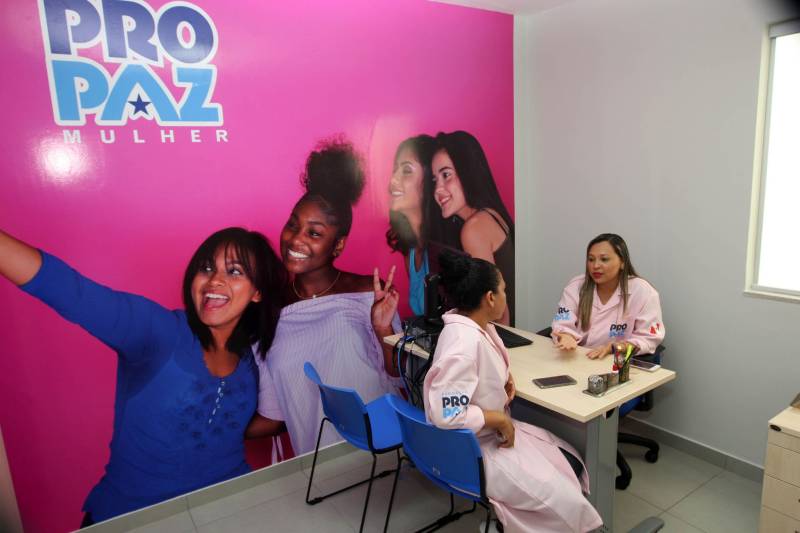O Governo do Estado entregou nesta sexta-feira, 26, mais uma unidade Pro Paz Mulher (foto). O governador Simão Jatene fez a entrega do novo espaço, que fica em Ananindeua, na Região Metropolitana de Belém e visa ampliar o atendimento humanizado e integral às mulheres em situação de violência de gênero. “Não é apenas um espaço de atendimento às mulheres, mas é, antes de tudo, um espaço de construção da cultura da paz”, disse o governador durante a inauguração.
FOTO: SIDNEY OLIVEIRA / AG. PARÁ
DATA: 26.10.2018
ANANINDEUA - PARÁ <div class='credito_fotos'>Foto: Sidney Oliveira/Ag. Pará | <a href='/midias/2018/originais/096a776f-056e-4f5a-a0aa-2e514a436091.jpg' download><i class='fa-solid fa-download'></i> Download</a></div>
