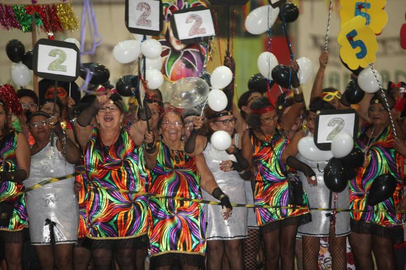 Mais de quatro mil idosos caíram na folia na tarde desta quarta-feira (7), durante o 18° Baile Carnavalesco da Melhor Idade, do projeto Vida Ativa, executado pela Secretaria de estado de Esporte e Lazer (Seel). Uma das grandes atrações foi o concurso que escolheu a “Rainha das Rainhas” da terceira idade, título que este ano ficou com a candidata Lindaura Cardoso, de 63 anos.
FOTO: CARLOS SODRÉ / AG. PARÁ
DATA: 07.02.2018
BELÉM - PARÁ <div class='credito_fotos'>Foto: CARLOS SODRÉ / AG. PARÁ | <a href='/midias/2018/originais/096e6fb9-1a6e-461d-9eda-d324a90d0faa.jpg' download><i class='fa-solid fa-download'></i> Download</a></div>