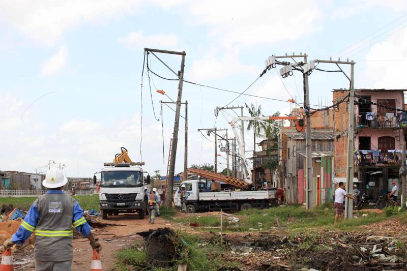 Onde antes havia lama e mato, foram abertas e pavimentadas duas grandes avenidas com cerca de 800 metros de extensão, nas duas margens do canal. A obra incluiu o alargamento do canal – com a drenagem, dragagem e limpeza –, instalação de tubulação de esgoto, construção de calçadas, ciclo faixas, muretas de proteção e ainda três pontes de concreto e uma passarela metálica. “No momento as equipes estão trabalhando na construção das novas pontes do Caraparu e da Brasília, que vão substituir as velhas pontes de madeira.
FOTO: RODOLFO OLIVEIRA / AG. PARÁ
DATA: 09.03.2018
BELÉM - PARÁ <div class='credito_fotos'>Foto: Thiago Gomes /Ag. Pará | <a href='/midias/2018/originais/096e9358-9c63-4b83-818b-0cf63b0c76e0.jpg' download><i class='fa-solid fa-download'></i> Download</a></div>