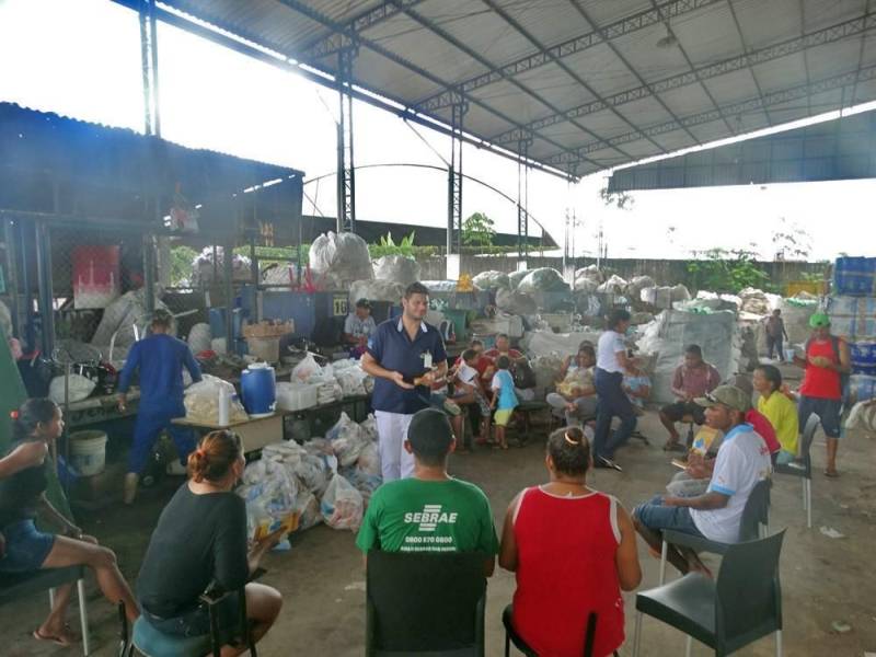 A família de Soraia Oliveira, de 32 anos, trabalha com coleta de materiais recicláveis. Ela conta que viver da coleta não é fácil, já que eles trabalham de sol a sol e, mesmo assim, parece ficar cada vez mais difícil cobrir todas as despesas do mês com o salário conquistado. “A crise está para todos, então receber doações de alimentos e materiais de higiene é muito importante”, ressalta Soraia, que foi uma das beneficiadas pela Campanha 'Junho Solidário', promovida pela Pró-Saúde Associação Beneficente de Assistência Social e Hospitalar, por meio do Hospital Público Estadual Galileu (HPEG), em Belém (PA). Na última sexta-feira (25), a campanha levou até a Associação de Catadores de Materiais Recicláveis de Águas Lindas (ARAL) cerca de 700kg de alimentos e 60 kits de material de higiene, beneficiando 35 famílias.

FOTO: ASCOM / HPEG
DATA: 28.05.2018
BELÉM - PARÁ <div class='credito_fotos'>Foto: ASCOM / HPEG   |   <a href='/midias/2018/originais/09738435-ce9f-417f-b3f3-9a3ced6dd96c.jpg' download><i class='fa-solid fa-download'></i> Download</a></div>