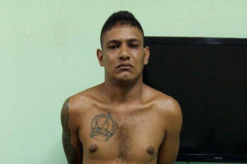 A Polícia Civil do Pará prendeu, nesta quarta-feira (7), em Parnaíba, interior do Piauí, Raueny de Souza Araújo (foto), de 22 anos, acusado de assassinar o policial militar José Arimatéia Tomé da Silva, crime ocorrido em 22 de dezembro do ano passado, em Castanhal, nordeste paraense. A prisão dele foi realizada por uma equipe da Polícia Civil de Castanhal composta por policiais da Delegacia de Homicídios de Castanhal, do Núcleo de Apoio à Investigação de Castanhal (NAI) e da Superintendência Regional de Castanhal, em cumprimento a mandado de prisão preventiva expedido pela Justiça.
FOTO: ASCOM / POLÍCIA CIVIL
DATA: 07.02.2018
CASTANHAL - PARÁ <div class='credito_fotos'>Foto: Ascom / Polícia Civil | <a href='/midias/2018/originais/0978949a-0c69-448f-8da5-8a3cf04b73ec.jpg' download><i class='fa-solid fa-download'></i> Download</a></div>