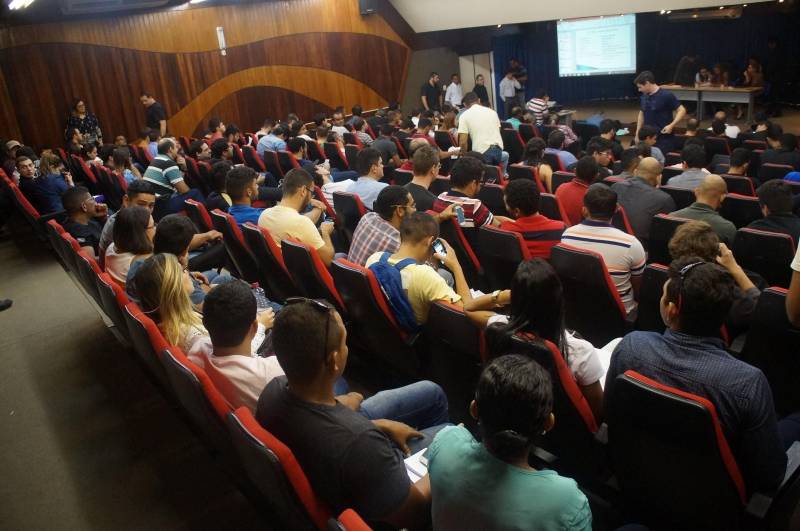Mais de 120 Unidades Policiais, entre Seccionais, Delegacias e Unidades Integradas de Polícia, situadas em 111 municípios do Pará, receberão novos policiais civis, das categorias de escrivão, investigador e papiloscopista, aprovados no último concurso público. Ao todo, 474 policiais civis das três categorias concluíram o certame e foram empossados. Nesta sexta-feira (23), a Polícia Civil realizou a lotação dos servidores públicos, no auditório A, da Delegacia-Geral, em Belém. Foi quando os agentes policiais escolheram os locais de trabalho no interior do Estado. Além das lotações, os novos policiais civis receberam as armas e demais materiais de trabalho para iniciar as atividades. O procedimento de lotação teve início pela manhã e se estendeu por todo o dia.
FOTO: ASCOM / POLÍCIA CIVIL
DATA: 23.03.2018
BELÉM - PARÁ <div class='credito_fotos'>Foto: Ascom / Polícia Civil | <a href='/midias/2018/originais/097ac602-4e2c-4d38-bdb7-a80ca985166b.jpg' download><i class='fa-solid fa-download'></i> Download</a></div>
