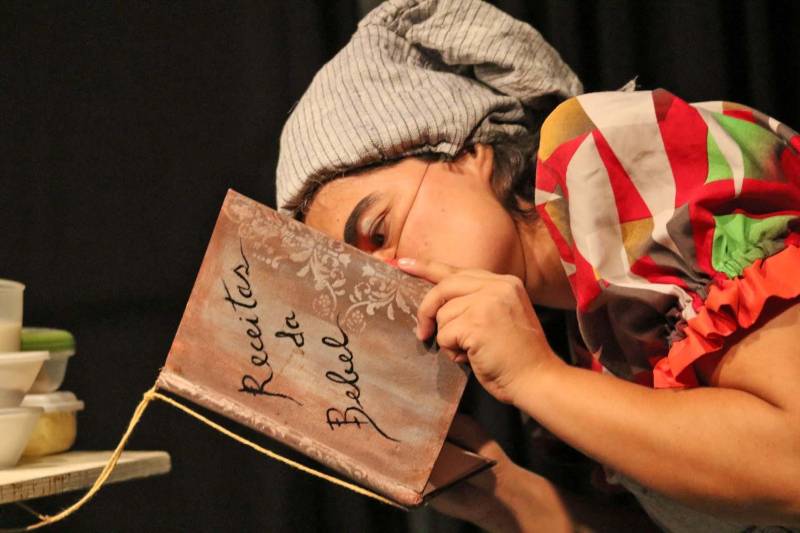Doses de memórias, pitadas de risadas com poesia e interação com público. Tudo isso faz parte do espetáculo “Querem Caferem?” da artista e palhaça, Romana Melo. A apresentação será na quinta-feira (05), às 19h, com entrada franca, na Casa das Artes da Fundação Cultural do Pará (FCP). Este é o primeiro espetáculo solo da atriz que integra a trupe dos Palhaços Trovadores, desde 2007. A artista está encerrando uma oficina de “Palhaçaria” para mulheres na Casa das Artes e conta que o espetáculo solo traz um pouco de sua história de vida também. “Interpreto dois palhaços, a Lolita e o Uisquisito e mostro parte da convivência com a minha mãe, além de trazer memórias da minha infância. O cenário é todo em uma cozinha”, antecipa. Romana conta ainda que haverá uma interação com o público e o que espetáculo foi batizado com esse nome “Querem Caferem” por conta de uma pesquisa de mestrado em Artes, que está fazendo.
FOTO: ASCOM / FCP
DATA: 04.04.2018
BELÉM - PARÁ <div class='credito_fotos'>Foto: ASCOM FCP | <a href='/midias/2018/originais/09836b96-a4f2-41ca-9c39-7038d9541731.jpg' download><i class='fa-solid fa-download'></i> Download</a></div>