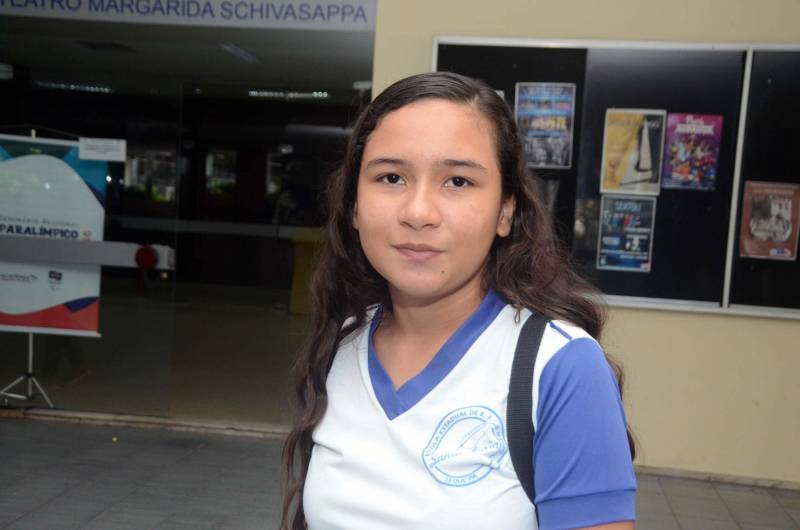 Uma sessão de cinema para estudantes da Escola Estadual de Ensino Fundamental e Médio Santa Luzia, no Bairro da Sacramenta, na manhã desta sexta-feira (23), marcou uma nova etapa do Projeto Judiciário na Escola, desenvolvido pelo Tribunal de Justiça do Estado (TJ-PA) em parceria com a Secretaria de Estado de Educação (Seduc) em escolas estaduais, com o objetivo de prevenir e combater a violência contra mulher. Com a projeção do filme “O Sorriso de Mona Lisa” no Cine Líbero Luxardo, que funciona no Centur, sede da Fundação Cultural do Pará (FCP), alunos da Escola Santa Luzia aprenderam conteúdos sobre prevenção à violência de gênero, principalmente a praticada contra a mulher. Na foto, a aluna Renata Ione Ribeiro.
FOTO: ELISEU DIAS / ASCOM SEDUC
DATA: 23.03.2018
BELÉM - PARÁ <div class='credito_fotos'>Foto: Eliseu Dias / Ascom Seduc | <a href='/midias/2018/originais/09852fc4-bf1c-478d-9d5f-d343727c8d47.jpg' download><i class='fa-solid fa-download'></i> Download</a></div>