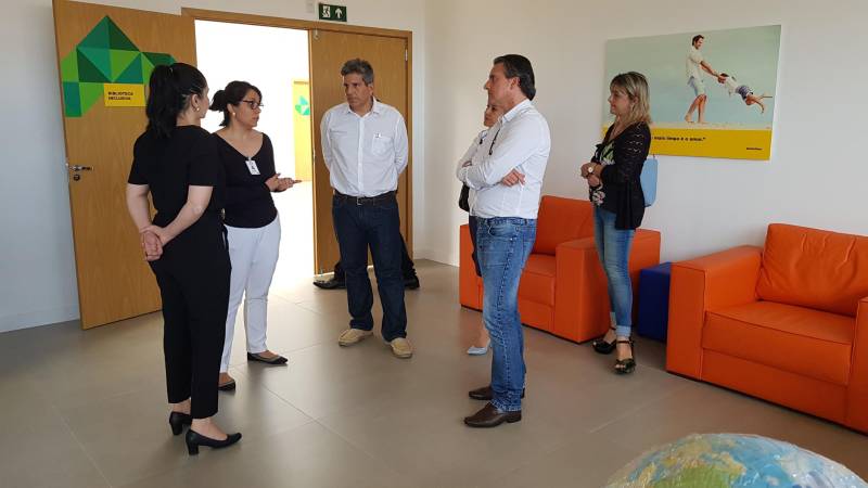 O Centro Integrado de Inclusão e Reabilitação – CIIR recebeu representantes da Rede Sarah Brasília (foto). A visita prevê uma troca de experiências entre as instituições que atuam na reabilitação de Pessoas com Deficiência (PcD). Os trâmites formais ainda serão concluídos, mas a relação entre as instituições se estreitou durante a visita do professor de Educação Física, Maurício Corte Real, e do fisioterapeuta, Rogério Canuto. Os visitantes elogiaram o novo espaço e fizeram questão de ressaltar a importância do Centro.
FOTO: ASCOM / INDSH
DATA: 25.06.2018
BELÉM - PARÁ <div class='credito_fotos'>Foto: ASCOM / INDSH | <a href='/midias/2018/originais/09866975-9324-4354-b13d-6b4f77ade5c1.jpg' download><i class='fa-solid fa-download'></i> Download</a></div>