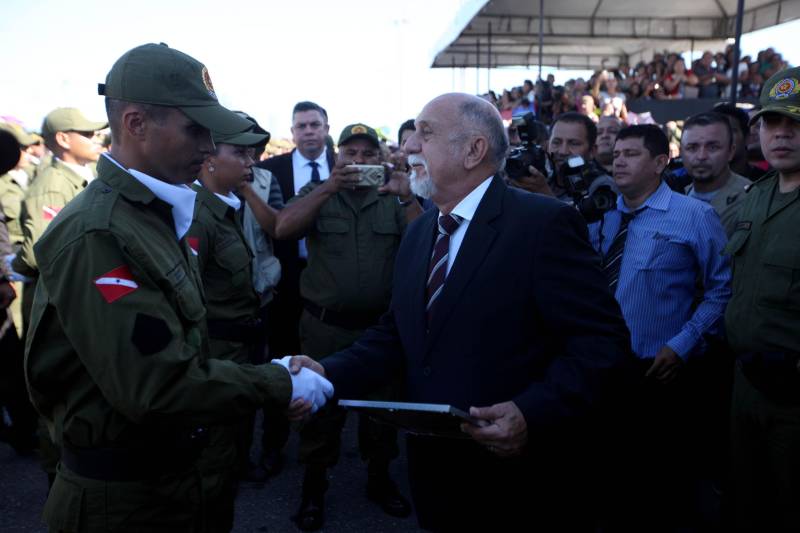 A cerimônia de formatura dos novos praças da Polícia Militar ocorreu na manhã desta segunda-feira (9), simultaneamente, em Belém e outros seis municípios paraenses: Santa Izabel, Castanhal, Barcarena, Capanema, Bragança e Tucuruí. Em Parauapebas, Marabá, Breves, Soure e Conceição do Araguaia, a formatura será celebrada na quinta-feira, dia 12. Na sexta-feira, dia 13, é a vez de Santarém, Altamira, Paragominas e Itaituba. O governador Simão Jatene (foto) presidiu a cerimônia de formatura no Portal da Amazônia, bairro da Cidade Velha, em Belém. Milhares de familiares dos formandos lotaram o espaço para entregar aos novos policiais militares seus diplomas de conclusão de curso.
FOTO: SIDNEY OLIVEIRA / AG. PARÁ
DATA: 09.07.2018
BELÉM - PARÁ <div class='credito_fotos'>Foto: Sidney Oliveira/Ag. Pará | <a href='/midias/2018/originais/098e17cc-76c9-4135-9df4-066e6da1f9b8.jpg' download><i class='fa-solid fa-download'></i> Download</a></div>