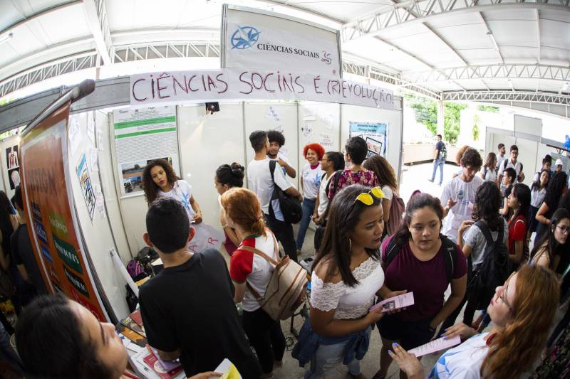Durante toda esta quinta-feira, 10, a Feira Vocacional da Universidade do Estado do Pará (Uepa) recebeu a visita de estudantes do ensino médio de escolas públicas e particulares da Região Metropolitana de Belém. Cada graduação da Uepa tinha um estande no hall de exposição do Centro Cultural Tancredo Neves (Centur), tudo para que os estudantes pudessem conhecer mais sobre os cursos, a atuação dos profissionais formados e o desenho curricular das disciplinas.
FOTO: NAILANA THIELY / ASCOM UEPA
DATA: 10.05.2018
BELÉM - PARÁ <div class='credito_fotos'>Foto: Nailana Thiely / Ascom Uepa | <a href='/midias/2018/originais/0997e96d-c7e1-4d6b-b703-b80a37a82f30.jpg' download><i class='fa-solid fa-download'></i> Download</a></div>