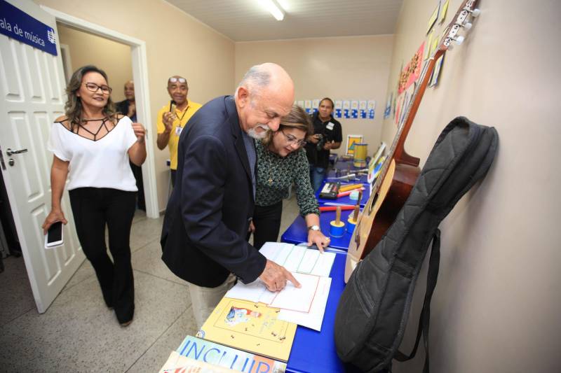 "Hoje vim para uma agenda de inauguração, mas vivi uma experiência de amor, que emana em cada ação dos alunos, professores, direção e de cada um que faz parte desta escola que se torna tão especial porque tem alma". A declaração foi feita pelo governador Simão Jatene (foto), nesta terça, 27, durante a inauguração da obra de reforma e ampliação da Escola Álvares de Azevedo, localizada no Bairro de Batista Campos, em Belém. O governador transformou a inauguração em uma grande confraternização. Passou a tarde na Escola e fez questão de cantar e dançar com os alunos, que expressaram muita gratidão pela obra. Atendendo atualmente 436 alunos, a “Álvares de Azevedo” é uma Unidade Especializada dedicada à educação de estudantes com deficiência visual, e que trabalha nos eixos da educação e da habilitação.
FOTO: MÁCIO FERREIRA / AG. PARÁ
DATA: 27.03.2018
BELÉM - PARÁ <div class='credito_fotos'>Foto: MÁCIO FERREIRA/ AG. PARÁ | <a href='/midias/2018/originais/099a022c-036f-466d-a918-ed0a72e555ec.jpg' download><i class='fa-solid fa-download'></i> Download</a></div>