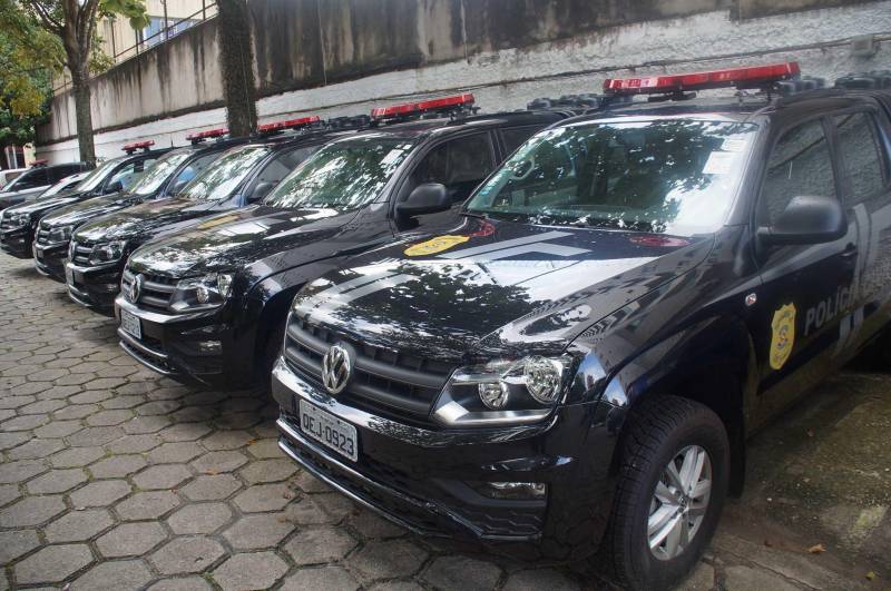 A Polícia Civil começou a renovar toda a frota de viaturas policiais utilizadas pela instituição no enfrentamento ao crime em todo Estado. Nesta quarta-feira (18), os primeiros veículos (foto) foram entregues à corporação policial. Cinco viaturas foram repassadas ao Grupo de Pronto-Emprego (GPE), grupamento tático especializado da Polícia Civil. A entrega foi presidida pelo delegado-geral Cláudio Galeno, na Delegacia-Geral, em Belém, e contou com as presenças dos policiais civis que integram o grupamento. O processo de renovação da frota vai ocorrer até o final deste semestre e vai atingir todas as Delegacias de Polícia em Belém, na região metropolitana e interior do Estado. Os veículos são carros de passeio e caminhonetes adequadas para atuação em operações policiais.
FOTO: ASCOM / POLÍCIA CIVIL
DATA: 18.04.2018
BELÉM - PARÁ <div class='credito_fotos'>Foto: Polícia Civil | <a href='/midias/2018/originais/09a0221b-6c63-4844-82c2-65cd25cefe2b.jpg' download><i class='fa-solid fa-download'></i> Download</a></div>