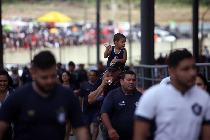 O Clube do Remo venceu o Paysandu por 2 a 1 na tarde deste domingo, partida realizada no Estádio Mangueirão, e largou na frente pelo título do Campeonato Paraense de 2018.
FOTO: THIAGO GOMES / AG. PARÁ
DATA: 01.04.2018
BELÉM - PARÁ <div class='credito_fotos'>Foto: Thiago Gomes /Ag. Pará | <a href='/midias/2018/originais/09a05ad7-0051-4632-b8ab-29a672149dc9.jpg' download><i class='fa-solid fa-download'></i> Download</a></div>