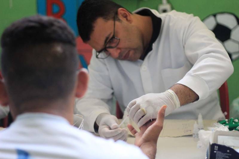 O Departamento Penitenciário Nacional (Depen), órgão vinculado ao Ministério da Justiça e Segurança Pública, realizou um mutirão do projeto Identidade Cidadã, nos dias 19 e 20 de dezembro, no Presídio Estadual Metropolitano (PEM) III. A ação teve como objetivo emitir a segunda via de certidões de nascimento ou de casamento para pessoas privadas de liberdade. O projeto é uma parceria do Depen com a Associação de Notários e Registradores do Brasil (Anoreg) e a Superintendência do Sistema Penitenciário do Pará (Susipe). A partir de um levantamento feito pelos assistentes sociais do PEM III, foi constatada a necessidade de emitir a segunda via da certidão de nascimento para 154 internos.

FOTO: VELOSO JÚNIOR / ASCOM SUSIPE
DATA: 20.12.2018
SANTA IZABEL - PARÁ <div class='credito_fotos'>Foto: Veloso Junior / Ascom Susipe   |   <a href='/midias/2018/originais/09a3dc59-f518-4762-87d2-7f53caee987b.jpg' download><i class='fa-solid fa-download'></i> Download</a></div>