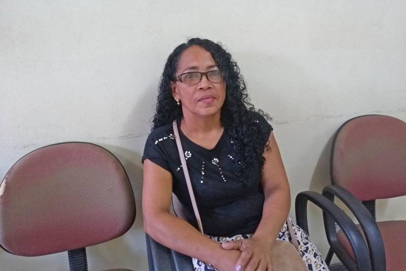A Companhia de Habitação do Pará (Cohab) vai entregar nos próximos dias 20 unidades habitacionais do Projeto Taboquinha, localizado no Distrito de Icoaraci, já prontas para morar. Nesta quarta-feira (25), na sede da Cohab, os beneficiários participaram de um sorteio da localização de cada imóvel. As novas unidades vão atender 19 famílias, que serão remanejadas da Comunidade Cubatão para abertura de novas frentes de obra, além de uma moradora da Travessa Pimenta Bueno, onde serão construídas mais unidades habitacionais. Segundo a assessora jurídica da Diretoria Técnica da Cohab, Alessandra Vialôgo, "todos tiveram seus nomes validados pelo Ministério Público Estadual, instituição que acompanha todos os processos de entrega de habitação executados pela Cohab no Projeto Taboquinha". Na foto, Otília do Socorro Oliveira.
FOTO: ASCOM / COHAB
DATA: 25.04.2018
ICOARACI - PARÁ <div class='credito_fotos'>Foto: ASCOM COHAB | <a href='/midias/2018/originais/09a91cce-2cb2-4818-bc45-52cafbad1cc0.jpg' download><i class='fa-solid fa-download'></i> Download</a></div>