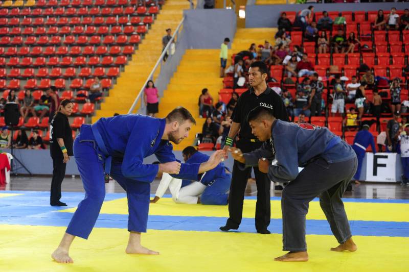 Mais de mil atletas participaram do campeonato Sul-Americano de Jiu-Jitsu Esportivo, realizado neste domingo (25), no Mangueirinho. O evento é parte do calendário da Confederação Brasileira da modalidade e valeu pontos para o ranking nacional, sendo também classificatório para o Mundial de Jiu-Jitsu de 2018.
FOTO: LEANDRO SANTANA / ASCOM SEEL
DATA: 25.03.2018
BELÉM - PARÁ <div class='credito_fotos'>Foto: LEANDRO SANTANA / ASCOM SEEL | <a href='/midias/2018/originais/09aaf5ce-8af0-4c73-a906-72a0b54356f4.jpg' download><i class='fa-solid fa-download'></i> Download</a></div>