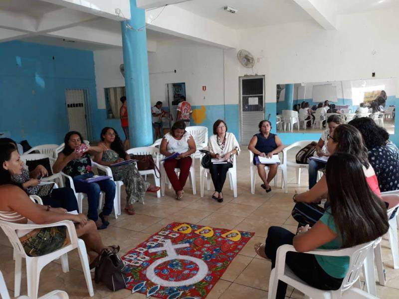 A manhã deste sábado (24) começou com debate sobre “Direitos humanos e violência contra a mulher”, no Centro Comunitário Allan Kardec, no bairro do Jurunas, em Belém. A iniciativa da Sociedade Paraense de Defesa e dos Direitos Humanos (SDDH) e do Movimento das Mulheres do Campo e da Cidade (MMCC) levou a assistente social Ângela Meireles, da Fundação Pro Paz; Luanna Tomaz, professora da Universidade Federal do Pará, representante da Clínica de Direitos da UFPA; e Juliana Oliveira, representando a Defensoria Pública do Pará, para debateram sobre o tema proposto. Em formato de roda de diálogo as lideranças de mulheres conheceram um pouco da atuação do Pro Paz no Estado do Pará. “O Pro Paz Mulher indo para o seu quarto ano de funcionamento, inovou ao agregar os serviços que dificultavam que a vítima denunciasse seu agressor. Para isso conta com profissionais, que por meio de um serviço humanizado, fazem o acolhimento das vítimas”, disse Ângela Meireles.
FOTO: ASCOM / PRO PAZ
DATA: 24.03.2018
BELÉM - PARÁ <div class='credito_fotos'>Foto: ASCOM PRO PAZ | <a href='/midias/2018/originais/09ac9f13-2453-45fc-807b-b2f7aeedd1cc.jpg' download><i class='fa-solid fa-download'></i> Download</a></div>