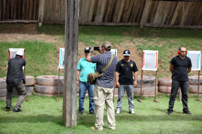 Nesta quinta-feira (5) foi realizado, no Instituto de Ensino de Segurança Pública do Pará (Iesp), o segundo e último dia do módulo prático do Curso de Capacitação em Autoproteção Policial. O curso está capacitando 30 multiplicadores da Região Metropolitana de Belém, entre oficiais e praças, que serão os responsáveis por repassar as devidas instruções às suas tropas. O objetivo é aumentar o nível de proteção do policial, especialmente quando ele estiver fora de serviço.
FOTO: SIDNEY OLIVEIRA / AG. PARÁ
DATA: 05.04.2018
MARITUBA - PARÁ <div class='credito_fotos'>Foto: Sidney Oliveira/Ag. Pará | <a href='/midias/2018/originais/09af202a-65d9-4172-9006-7c65a84023f5.jpg' download><i class='fa-solid fa-download'></i> Download</a></div>