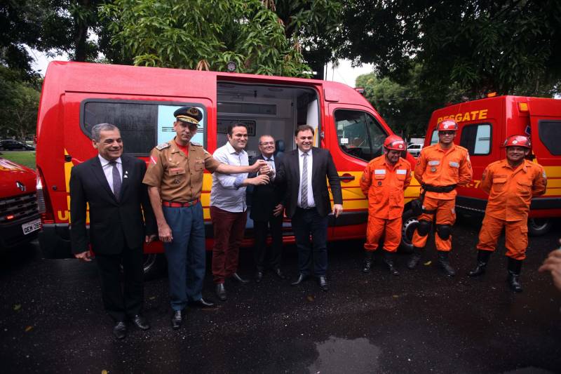 Para auxiliar no atendimento de vítimas de acidentes automobilisticos, o Corpo de Bombeiros Militar do Pará recebeu do Governo do Estado nesta quarta-feira (04), três ambulâncias de resgate, por conta de emendas parlamentares, que serão destinadas aos municípios de Parauapebas, Castanhal e Belém. A cerimônia de entrega, realizada no auditório da Casa Civil, teve a presença do Secretário de Segurança Pública e Defesa social (Segup), Luiz Fernandes, dos deputados estaduais Milton Campos, Gesmar Costa, Cel. Neil e Jaques Neves, além do Comandante do Corpo de Bombeiros Militar, Zanelli Antônio Melo. As ambulâncias são unidades de resgate tipo C para atendimento pré-hospitalar de vítimas de acidentes de trânsito, totalmente registradas pelo Ministério da Saúde; equipadas com material de suporte básico e material de desencaceramente - que auxilia nos acidentes quando as vítimas ficam presas em ferragens. No mês passado o Corpo de Bombeiros recebeu mais quinze veículos, desta vez, de vistoria e uma policlínica.
FOTO: THIAGO GOMES / AG. PARÁ
DATA: 04.04.2018
BELÉM - PARÁ <div class='credito_fotos'>Foto: Thiago Gomes /Ag. Pará | <a href='/midias/2018/originais/09b1a7d4-85ea-459d-8cac-18426e6a2f8b.jpg' download><i class='fa-solid fa-download'></i> Download</a></div>