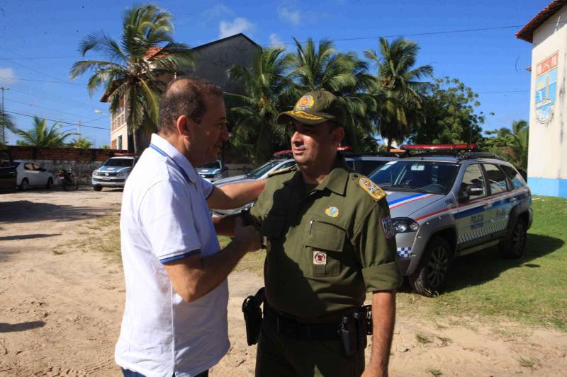 O município de Salinópolis, no nordeste do estado, recebeu nesta quinta-feira, 21, um reforço precioso para o período de férias que se aproxima. O governo do estado entregou 18 novos veículos para reforçar a segurança do município e cidades próximas. A entrega foi feita pelo comandante geral da Polícia Militar do estado, coronel Hilton Benigno (d), acompanhado do presidente da Assembleia Legislativa, deputado Márcio Miranda (e), e do prefeito de Salinópolis, Pedro Henrique.
FOTO: RODOLFO OLIVEIRA / AG. PARÁ
DATA: 21.06.2018
SALINÓPOLIS - PARÁ <div class='credito_fotos'>Foto: Rodolfo Oliveira/Ag. Pará | <a href='/midias/2018/originais/09b49a6f-34e6-40ce-90d9-d974246a39ad.jpg' download><i class='fa-solid fa-download'></i> Download</a></div>