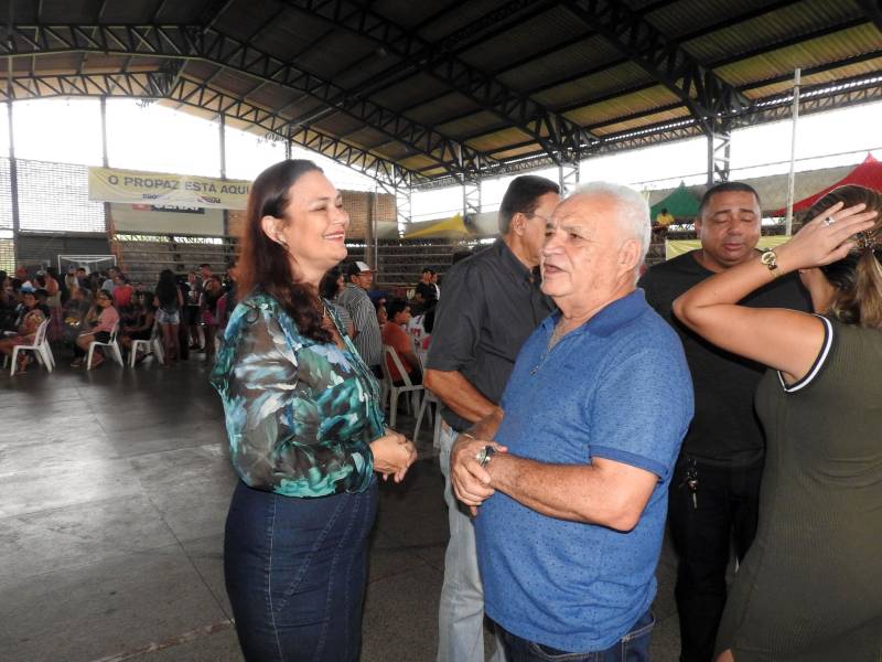 Termina neste sábado, 17, o atendimento da Caravana Pro Paz Cidadania em Bragança, município localizado na região nordeste do estado. Com o apoio da prefeitura e secretarias estaduais, a ação começou na quinta-feira, 15, no ginásio do Senai. Até o momento, mais de dois mil atendimentos foram feitos. A população pode solicitar a emissão de RG, CPF, certidão de nascimento (1° e 2° via), Id Jovem, identidade de nome social e aconselhamento jurídico. Na foto, Mônica Altman, presidente da Fundação Pro Paz (e).
FOTO: CARLOS SODRÉ / AG. PARÁ
DATA: 16.03.2018
BRAGANÇA - PARÁ <div class='credito_fotos'>Foto: Carlos Sodré/Agência Pará | <a href='/midias/2018/originais/09bdd7e8-6921-4dad-87c7-f082a7f3dcb5.jpg' download><i class='fa-solid fa-download'></i> Download</a></div>