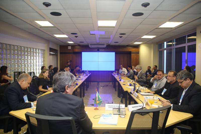 Terminou na quarta-feita, 9, II Encontro sobre Segurança de Barragens: Região Norte (foto), que ocorreu na sede da Agência Nacional de Águas (ANA), em Brasília, e debateu a implementação da Política Nacional de Segurança de Barragens (PNSB). O encontro começou na terça-feira, 8, e reuniu integrantes da Secretaria de Meio Ambiente e Sustentabilidade (Semas), dirigentes de órgãos gestores estaduais de recursos hídricos, empreendedores de barragens, técnicos fiscalizadores de segurança de barragens e secretários estaduais de Recursos Hídricos. Na abertura, diretores da ANA falaram sobre os objetivos do Encontro e sobre a implementação da PNSB. A abordagem do evento se deu por meio de articulação com lideranças de órgãos fiscalizadores e com os principais empreendedores do setor. Este é o segundo dos quatro eventos programados pela ANA para este ano. O primeiro aconteceu em Natal (RN), em 17 de abril, com foco no Nordeste brasileiro. Outros dois encontros estão previstos para outubro e novembro de 2018. .
FOTO: ASCOM / SEMAS
DATA: 10.05.2018
BRASÍLIA - DF <div class='credito_fotos'>Foto: ASCOM SEMAS | <a href='/midias/2018/originais/09c47d3c-c319-4656-8945-02af2bfbd2c8.jpg' download><i class='fa-solid fa-download'></i> Download</a></div>