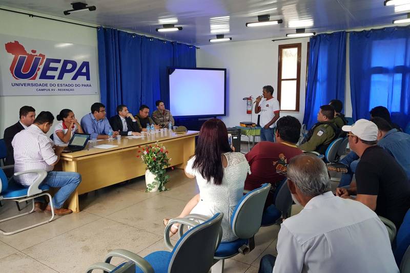 Com as atividades iniciadas no final de janeiro nas dependências do Centro de Convenções de Marabá, o Centro Regional de Governo do Sudeste do Pará (CRGSP), que abrange 39 municípios das regiões de integração de Carajás, Araguaia, Lago de Tucuruí e parte da Rio Capim, finaliza o ano de 2018 contabilizando resultados. De acordo com o economista Jorge Bittencourt, ex-diretor da Fundação Pro Paz e atual secretário regional, o Centro conseguiu cumprir seu papel de fortalecer o Governo do Estado, as prefeituras e a sociedade civil da região.

FOTO: ASCOM CRGSP
DATA: 18.12.2018
SANTARÉM - PARÁ <div class='credito_fotos'>Foto: ASCOM CRGSP   |   <a href='/midias/2018/originais/09c66bd8-9275-4297-925f-2f027d9cabd1.jpg' download><i class='fa-solid fa-download'></i> Download</a></div>