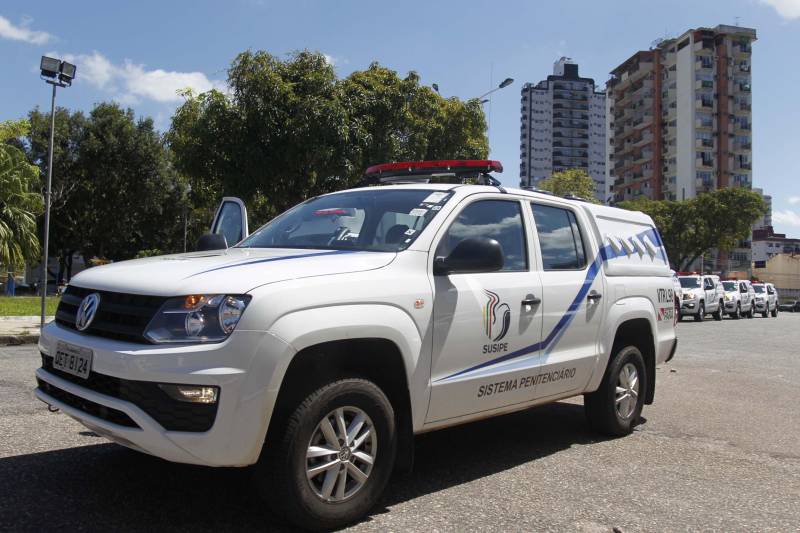 A Superintendência do Sistema Penitenciário do Estado (Susipe) renovou a frota de viaturas com a aquisição de seis caminhões-cela, quatro caminhões tipo furgão e 30 caminhonetes. Os veículos (foto) foram adquiridos por meio de parceria entre a Susipe e o Departamento Penitenciário Nacional (Depen), do Ministério da Segurança, e da Secretaria de Estado de Segurança Pública e Defesa Social (Segup). O investimento nos novos veículos é superior a R$ 2,7 milhões, sendo R$ 1.283.491,20 referentes à aquisição de 30 caminhonetes, que fazem parte da frota locada, substituída a cada dois anos, e R$ 1.449.000,00 foram destinados à compra dos seis caminhões - recursos do Fundo Penitenciário Nacional (Funpen), repassados à Susipe. A frota também passa a contar com quatro caminhões tipo furgão, doados pelo Depen.
FOTO: AKIRA ONUMA / ASCOM SUSIPE
DATA: 21.06.2018
BELÉM - PARÁ <div class='credito_fotos'>Foto: Akira Onuma / Ascom Susipe | <a href='/midias/2018/originais/09cda175-93a2-4502-b7c2-8d09ddea6af1.jpg' download><i class='fa-solid fa-download'></i> Download</a></div>