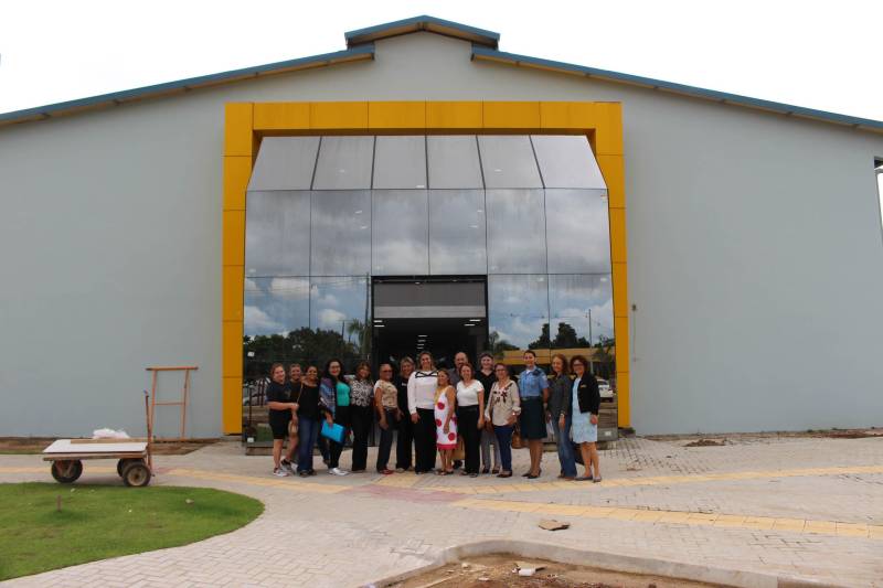 Na tarde desta quarta-feira (28), representantes de secretarias que integram o comitê gestor do Plano Estadual de Ações Integradas à Pessoa com Deficiência (Existir) visitaram as obras do Centro Integrado de Inclusão e Reabilitação (CIIR), em Belém. A visita técnica foi solicitada por Daniele Khayat, diretora-geral do Núcleo de Articulação e Cidadania (NAC), do Governo do Pará, com o objetivo de informar aos participantes do Plano sobre o andamento da obra e mostrar as ações planejadas para o local. “É muito importante que todos que trabalham diretamente com a pessoa com deficiência saibam o que está sendo feito. Afinal, são eles que vão atuar aqui. Pudemos ver de perto os espaços onde funcionará a triagem, reabilitação, radiologia, prótese e órtese, entre outros. Todos ficaram muito satisfeitos com o que viram, e ansiosos para o funcionamento”, disse Daniele Khayat. O CIIR está em fase final de construção, devendo ser inaugurado até o final do primeiro semestre de 2018.
FOTO: RUAN MORAES / ASCOM NAC
DATA: 28.02.2018
BELÉM - PARÁ <div class='credito_fotos'>Foto: RUAN MORAES / ASCOM NAC | <a href='/midias/2018/originais/09d0c132-71fa-42e7-b327-f86a9fb64449.jpg' download><i class='fa-solid fa-download'></i> Download</a></div>