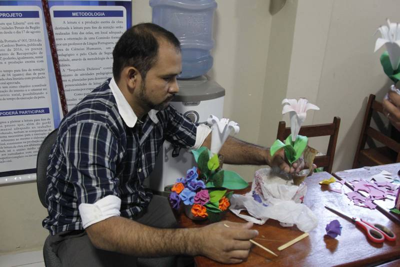 Uma turma formada por 22 internos do Centro de Recuperação Regional de Castanhal (CRRCA) finalizou nesta sexta-feira (29) um curso de arranjo de flores artificiais, oferecido pelo Serviço Nacional de Aprendizagem Rural (Senar), em parceria com a Superintendência do Sistema Penitenciário do Estado (Susipe). O curso faz parte do trabalho desenvolvido pelo setor de reinserção social, que tem como objetivo investir na qualificação profissional e geração de renda, beneficiando internos da unidade prisional. Os detentos aprenderam a confeccionar arranjos de flores utilizando materiais como EVA, tecido tipo voil, tinta spray, tinta para EVA, pincel, tiner, betume, cipó (para osn caules) e gesso para a sustentação dos arranjos nos vasos, além de muita criatividade.
FOTO: AKIRA ONUMA / ASCOM SUSIPE
DATA: 30.06.2018
CASTANHAL - PARÁ <div class='credito_fotos'>Foto: Akira Onuma / Ascom Susipe | <a href='/midias/2018/originais/09dc1e9d-6ae5-4873-91ca-d2611ff1e961.jpg' download><i class='fa-solid fa-download'></i> Download</a></div>