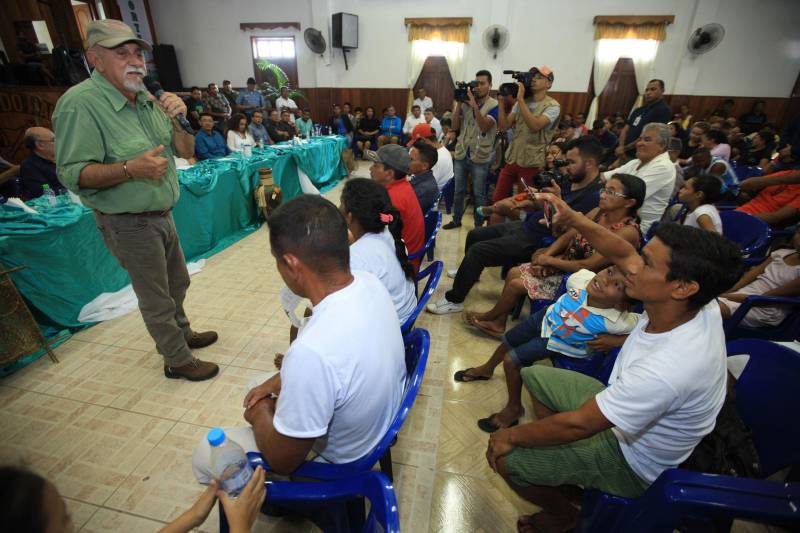 O produtor rural Nilson Corrêa da Silva, 23 anos, mora na comunidade Santo Ezequiel Moreno e produz alimentos em 700 hectares de terra na agrovila Acutipereira, no município de Portel, no arquipélago do Marajó. Mesmo morando e produzindo alimentos na comunidade, ele não possuía título de propriedade de terra. Para beneficiar produtores como Nilson, o governador Simão Jatene entregou, na manhã desta sexta-feira (23), títulos coletivos que beneficiaram mais de mil famílias. Os títulos também beneficiaram comunidades remanescentes de quilombos e povos tradicionais do município marajoara. O Pará foi o Estado que mais titulou áreas em prol dos remanescentes de quilombos no Brasil. Das 170 comunidades tituladas no país, 62 estão no Pará, sendo que destas 53 foram tituladas pelo Instituto de Terras do Pará (Iterpa).

FOTO: MÁCIO FERREIRA / AG. PARÁ
DATA: 23.03.2018
PORTEL - PARÁ <div class='credito_fotos'>Foto: MÁCIO FERREIRA/ AG. PARÁ   |   <a href='/midias/2018/originais/09f0bc06-df70-4098-bad6-3dedcba89285.jpg' download><i class='fa-solid fa-download'></i> Download</a></div>