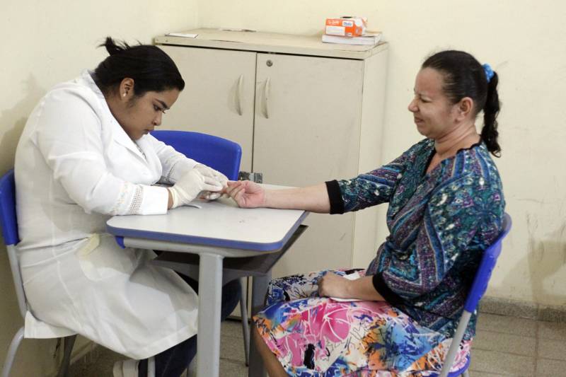 Um encontro dedicado aos cuidados com a saúde e à prevenção do vírus HIV foi realizado na manhã desta terça-feira (20) pela Universidade Federal do Pará (UFPA), dentro do Projeto de Pesquisa e Extensão “Defesa e Paz Social”, desenvolvido por alunos do curso de Serviço Social, em parceria com a Superintendência do Sistema Penitenciário do Estado (Susipe) e apoio da Universidade da Amazônia (Unama). A ação beneficiou internas do Centro de Recuperação Feminino (CRF), localizado em Ananindeua (Região Metropolitana de Belém). O objetivo foi proporcionar troca de experiências, esclarecimentos sobre prevenção, tratamento e realização de teste para o diagnóstico do vírus HIV.
FOTO: AKIRA ONUMA/ASCOM SUSIPE
DATA: 20.11.2018
ANANINDEUA - PARÁ <div class='credito_fotos'>Foto: Akira Onuma / Ascom Susipe | <a href='/midias/2018/originais/09f3ed8c-4a9b-493a-9320-4b9326a5b1e0.jpg' download><i class='fa-solid fa-download'></i> Download</a></div>