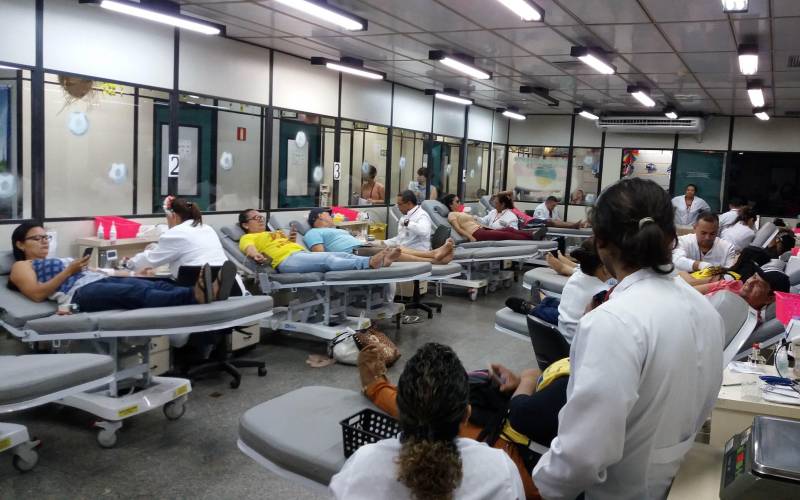 A abertura da Campanha da Copa, promovida pela Fundação Centro de Hemoterapia e Hematologia do Pará (Hemopa), neste sábado (9), foi marcada por alegria, descontração, apresentação cultural, comemoração de aniversário, prestação de serviços de saúde e até demonstração de jiu-jitsu.
FOTO: ASCOM HEMOPA
DATA: 09.06.2018
BELÉM - PARÁ <div class='credito_fotos'>Foto: Ascom Hemopa | <a href='/midias/2018/originais/0a02f04e-6fab-454b-8504-ec51860fbdc6.jpg' download><i class='fa-solid fa-download'></i> Download</a></div>