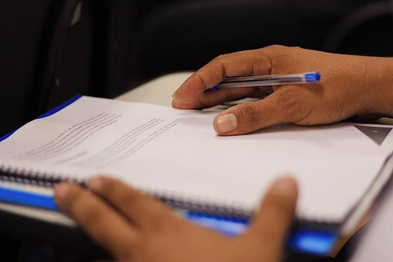 Estimular o espírito empreendedor e oportunizar a capacitação e aprendizado dos egressos do sistema penal. Esse é o objetivo da Superintendência do Sistema Penitenciário do Estado (Susipe), que em parceria com o Serviço Brasileiro de Apoio às Micro e Pequenas Empresas (Sebrae), promoveu, nesta quarta-feira (7), o curso “Aprendendo a Vender”. A iniciativa é da Coordenadoria de Assistência ao Egresso e Família (Caef), vinculada à Diretoria de Reinserção Social da Susipe. O curso foi realizado na Escola de Administração Penitenciária (EAP), em Belém, e teve o objetivo de capacitar e qualificar, na área de vendas para pequenos negócios, 25 egressos do sistema penitenciário que já receberam ou que ainda vão receber a linha de microcrédito oferecida pelo programa do Governo do Estado - o CredCidadão, que beneficia, especialmente, as pessoas de baixa renda e egressos do sistema penal oferecendo uma linha de crédito com juros mais baixos, visando apoio ao micro empreendedor e à geração de emprego e renda.
FOTO: AKIRA ONUMA / ASCOM SUSIPE
DATA: 07.11.2018
BELÉM - PARÁ <div class='credito_fotos'>Foto: Akira Onuma / Ascom Susipe | <a href='/midias/2018/originais/0a0507e1-f838-449a-a28f-411b134c5048.jpg' download><i class='fa-solid fa-download'></i> Download</a></div>